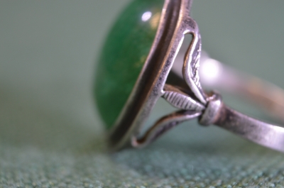 Кольцо крупное. Зеленый камень. Серебро. Винтаж. 