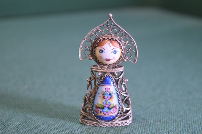 Статуэтка фигурка миниатюрная "Девушка в кокошнике". Скань, филигрань, финифть.