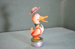 Игрушка "Утка утенок в шляпе". Колкий пластик. Страуме. Straume. СССР.