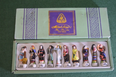 Статуэтки фарфоровые миниатюрные. Национальности. Фарфор. Роспись. 10 шт. в коробке. Вьетнам.
