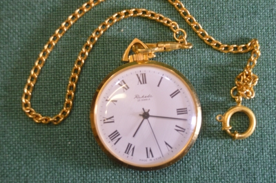 Часы карманные "Ракета, Raketa". 23 камня. Позолота AU 10. На цепочке. На ходу. СССР.