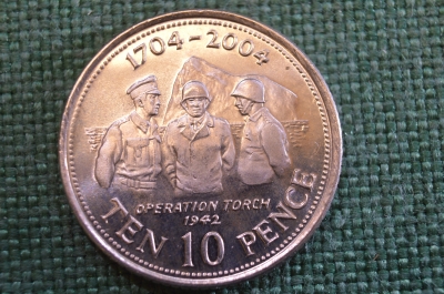 Монета 10 пенсов 2004 года. Ten Pence. Война. Operetion Torch. Гибралтар, Gibraltar. Елизавета II.