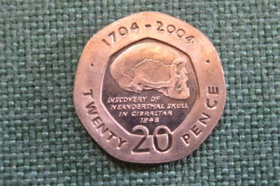 Монета 20 пенсов 2004 года. Twenty Pence. Череп, неандерталец. Гибралтар, Gibraltar. Елизавета II.