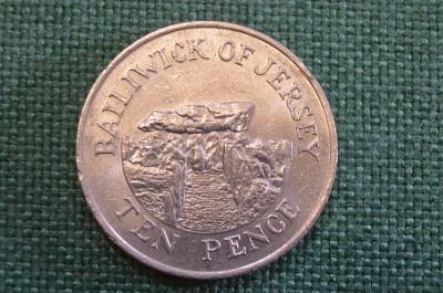 Монета 10 пенсов 1986 года. Ten Pence. Дольмены Ла-Пукелай-де-Фальдуэ. Джерси, Bailiwick of Jersey. 