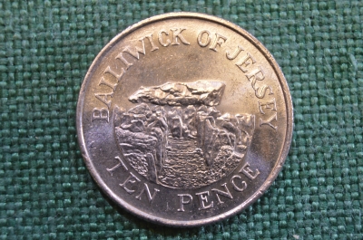 Монета 10 пенсов 2002 года. Ten Pence. Дольмены Ла-Пукелай-де-Фальдуэ. Джерси, Bailiwick of Jersey. 