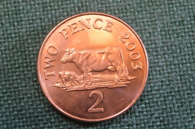 Монета 2 пенса 2003 года. Two pence. Коровы, стадо. Гернси, Guernsey. Елизавета II.