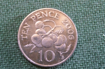 Монета 10 пенсов 2006 года. Ten pence. Помидоры, ягоды. Гернси, Guernsey. Елизавета II.