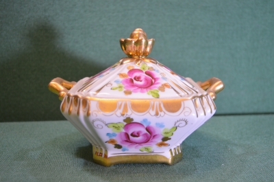 Сахарница Розы, шкатулка фарфоровая с крышкой. Ручная роспись, позолота. Старая Гжель. 