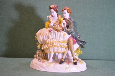 Статуэтка фарфоровая «Дама с кавалером, ухаживание». Кружевной фарфор Unterweissbach. Германия. 