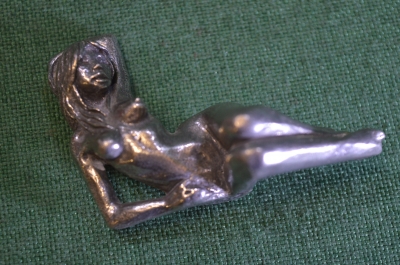 Статуэтка фигурка. Обнаженная девушка. Ню. Тяжелый металл.