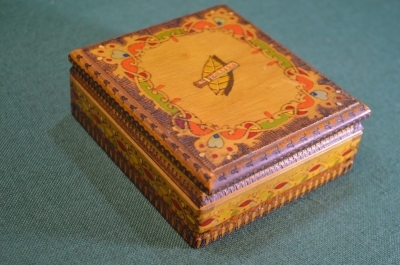 Шкатулка сигаретница папиросница. Дерево, лак, роспись. Болгария. 1960е.