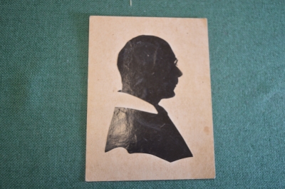 Портрет теневой силуэт старинный. Мужчина в очках.