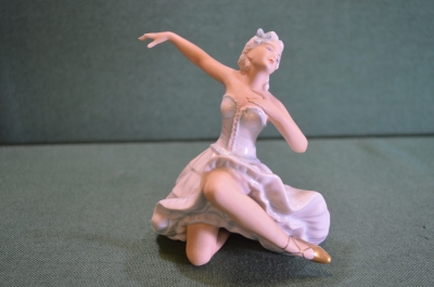 Статуэтка, фигурка "Балерина, танцовщица" Фарфор Унтер Вайс Бах, Unter Weiss Bach. Германия. Дефект.