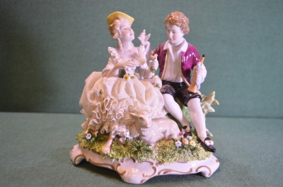 Статуэтка, фигурка фарфоровая «Парочка и барашек». Кружевной фарфор Unterweissbach. Дефекты.