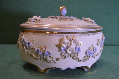 Конфетница, шкатулка большая, фарфоровая с цветами. Фарфор, цветы. 