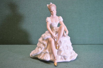 Статуэтка, фигурка "Балерина, завязывающая пуанты" Фарфор Валлендорф, Wallendorf . Германия.