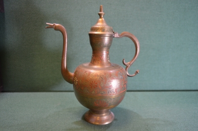 Кувшин латунный с крышкой, высота 26 см. Латунь, резьба. Индия. Дефект.