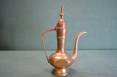 Кувшин латунный с крышкой, высота 18 см. Латунь, резьба. Индия.