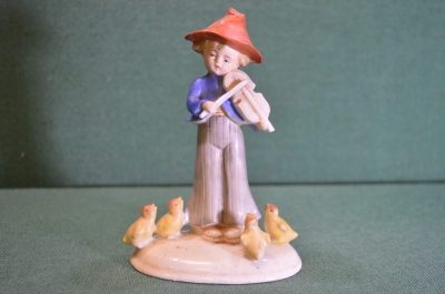 Статуэтка, фигурка фарфоровая "Мальчик, играющий на скрипке для цыплят". Фарфор. Германия. 