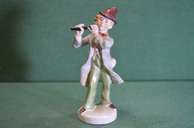 Статуэтка, фигурка фарфоровая "Уличный музыкант с флейтой". Фарфор. Германия. Дефект.