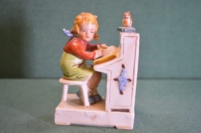 Статуэтка, фигурка фарфоровая "Девочка за уроками и сова". Фарфор. Германия. 