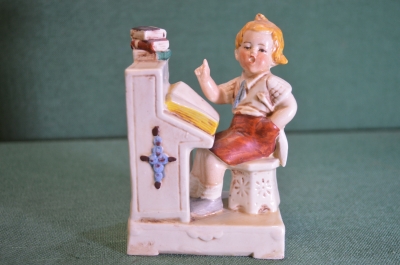 Статуэтка, фигурка фарфоровая "Мальчик за уроками". Фарфор. Германия. 