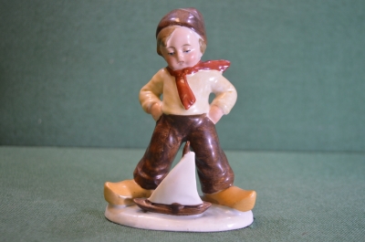 Статуэтка, фигурка фарфоровая "Мальчик с корабликом". Фарфор. Германия.