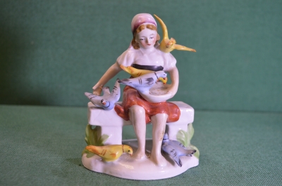 Статуэтка, фигурка фарфоровая "Девочка кормит голубей". Фарфор. Германия.
