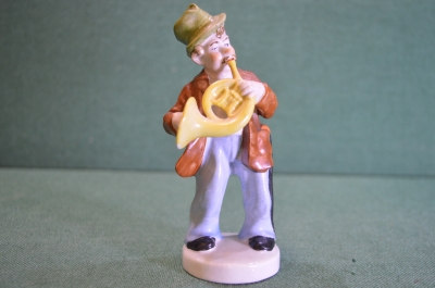 Статуэтка, фигурка фарфоровая "Уличный музыкант с трубой. Трубач". Фарфор. Германия.