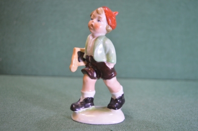 Статуэтка, фигурка фарфоровая "Мальчик в красной шапочке". Фарфор, бисквит. Германия.