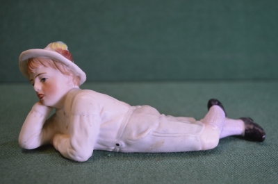 Статуэтка, фигурка фарфоровая "Лежащий мальчик". Фарфор, бисквит. Германия.