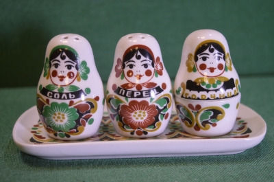Набор фарфоровый на подносе солонка перечница горчица "Матрешки". Фарфор. Вербилки. СССР. 