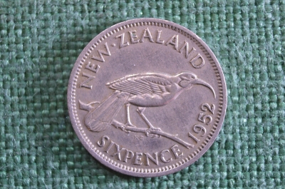 Монета 6 пенсов 1952 года. Sixpence. Птица Гуйя, Новозеландский скворец. New Zealand. Новая Зеландия