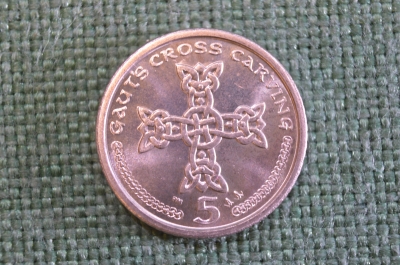 Монета 5 пенсов 2001 года. Gaut's Cross Carving. Five. Елизавета II. Isle of Man. Остров Мэн.