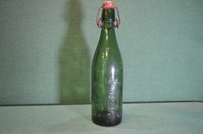 Бутылка пивная старинная 0,5 l. Фарфоровая пробка. Зеленое стекло. Винтаж.