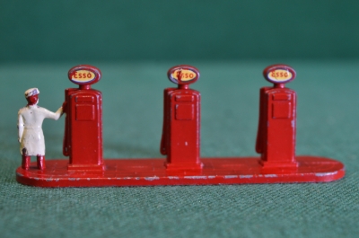 Игрушка модель бензоколонка автозаправочная станция Esso. Matchbox. Lesney. Великобритания. 1959 г.