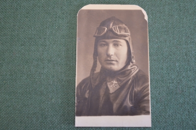 Фотография старинная. Военный летчик. Петлицы. Шлем. Очки. Авиация. СССР. 1930е.