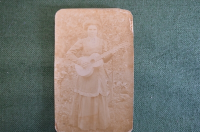 Фотография старинная "Девушка с гитарой, Лиза Герасимова, 17 лет. 1910 год". #F9