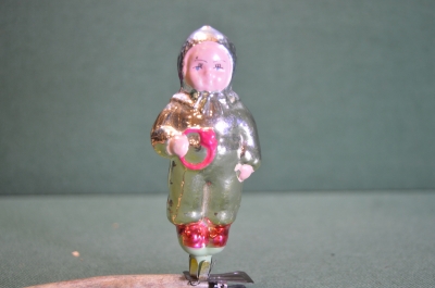 Елочная игрушка "Малыш, мальчик с погремушкой". Амальгама. Стекло, прищепка. СССР.