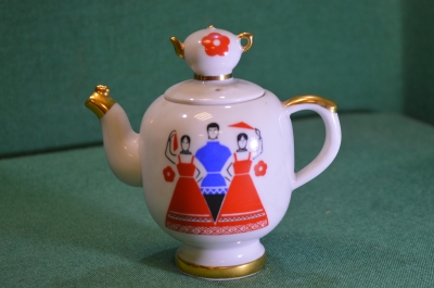 Чайник фарфоровый "Омский танец". Фарфор. ЛФЗ. СССР.
