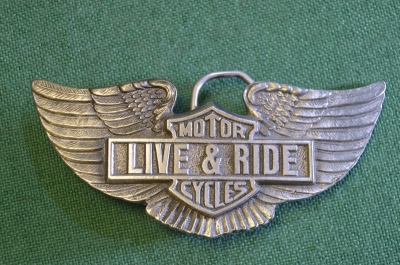 Пряжка пряга для ремня "Harley Davidson. Live To Ride". Байкер. Мотоцикл. США. Америка. 1984 год.