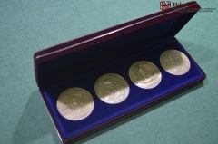 Набор настольных медалей "300 лет Санкт-Петербургу", СПМД, в оригинальном футляре.