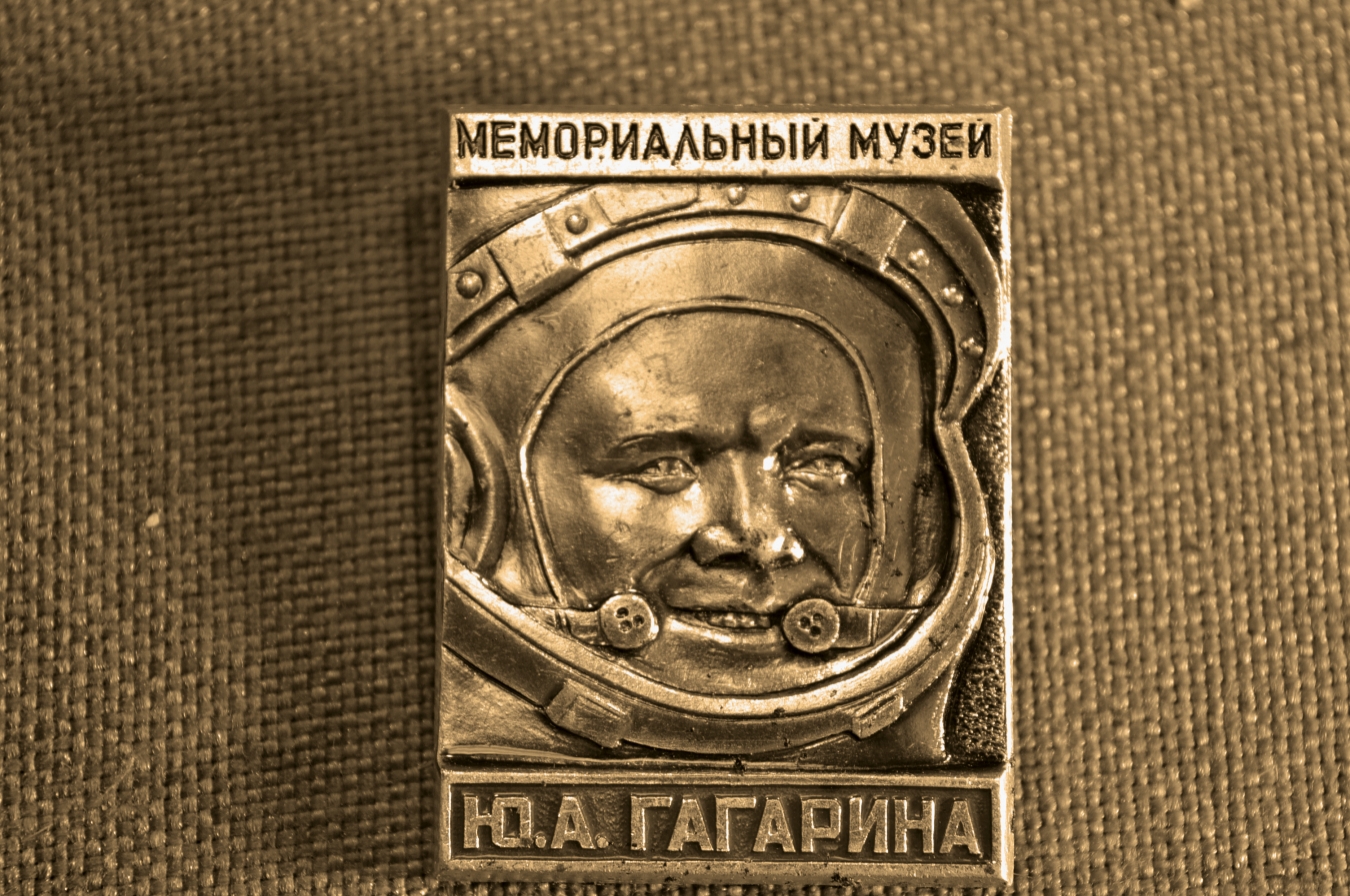 Старый логотип музея Гагарина. Значки мемориал Космонавта Волкова футбол. Купить значок мемориал Волкова.