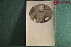 Фотография времен Первой мировой войны 1914-1918 гг. Военный в кресле, с погонами.