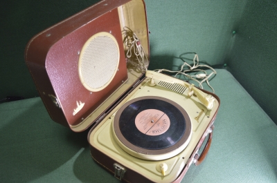 Радиограммофон (электрофон) "Юбилейный" РГ-3, ламповый, сетевой. 1960-е годы. Винтаж.
