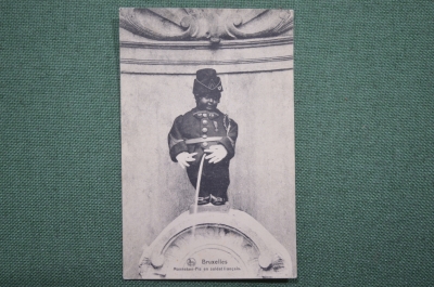 Открытка "Писающий мальчик в форме Французской армии". Военный юмор, 1914 год, Бельгия.