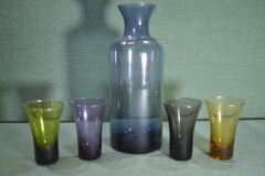 Стеклянный графин (бутыль) с рюмками (4 штуки). Цветное стекло.