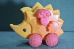 Игрушка пластиковая "Ежик на колесах". СССР.
