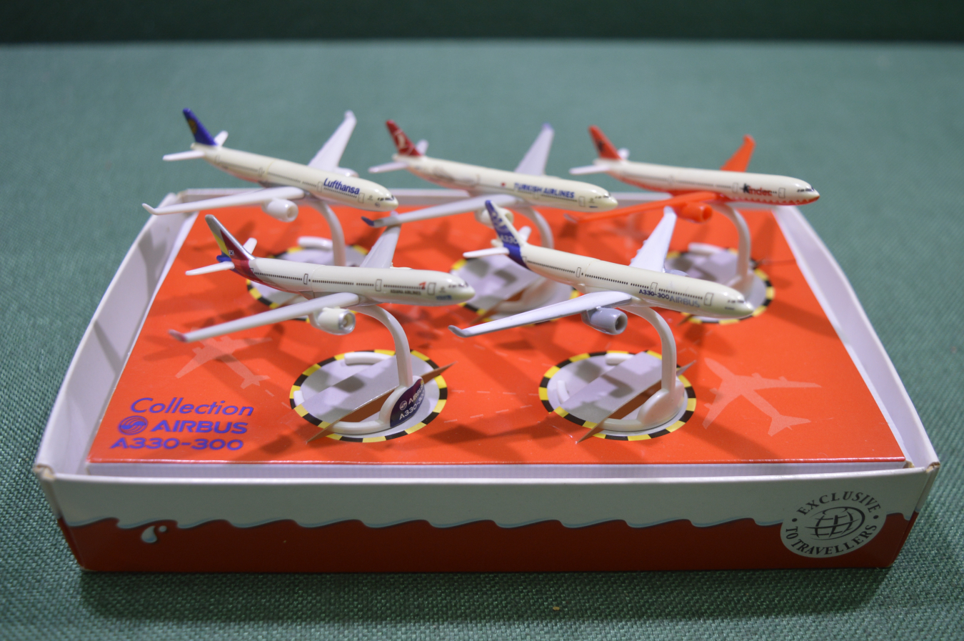 Киндер самолеты. Набор игрушечных самолетов. Самолеты Киндер набор. Самолетики Киндер сюрприз.