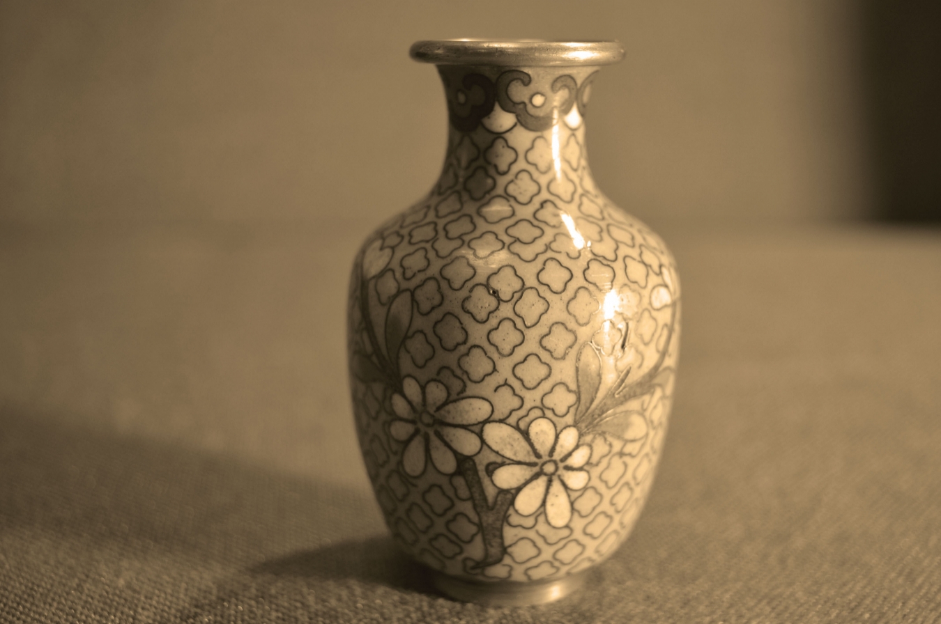 Значение вазочка. Вазочка металлическая. Металлические вазочки Китай. Маленькая железная вазочка. Старинные вазочки из металла.